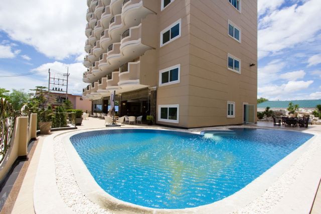 Outdoor Swimming Pool and Sun Deck